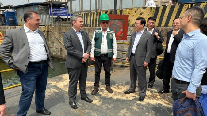 Comitiva chinesa conhece terminal do Porto de Santos