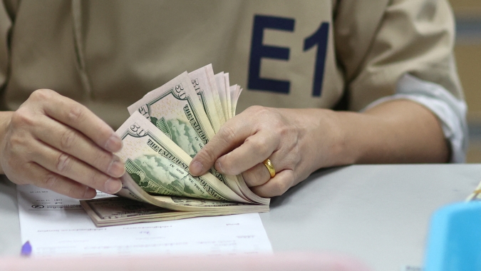 Dólar à vista amplia queda ante real em linha com exterior