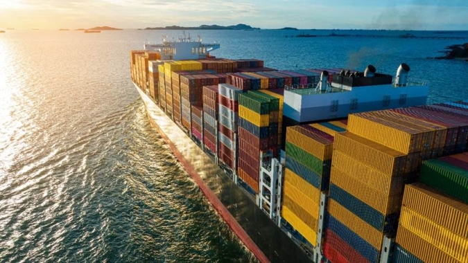 Governo Trump avalia afrouxar regras sobre transporte marítimo para combater alta do preço do combustível