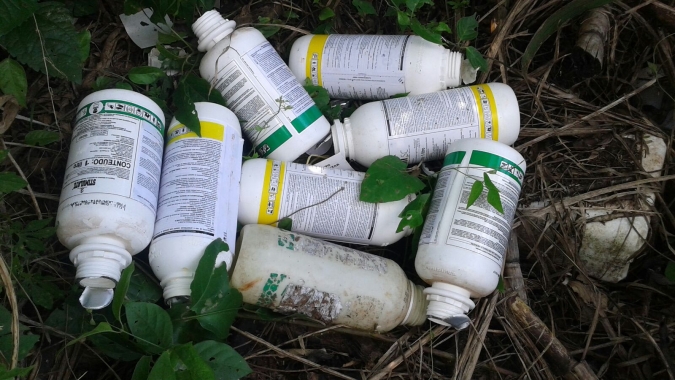 Ação em Cacequi (RS) encontra agrotóxicos proibidos e descarte incorreto de embalagens vazias