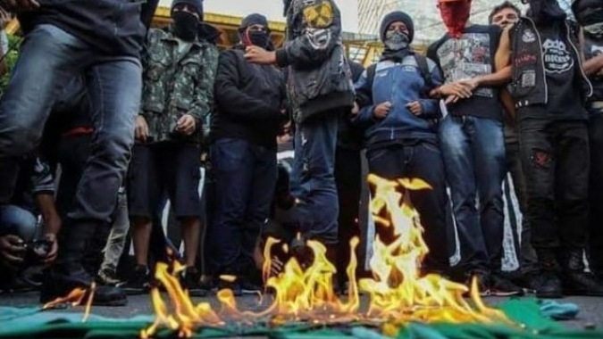 Veja os vídeos da ação dos "anjos da democracia", os "antifas"; em Curitiba queimaram bandeira do Brasil