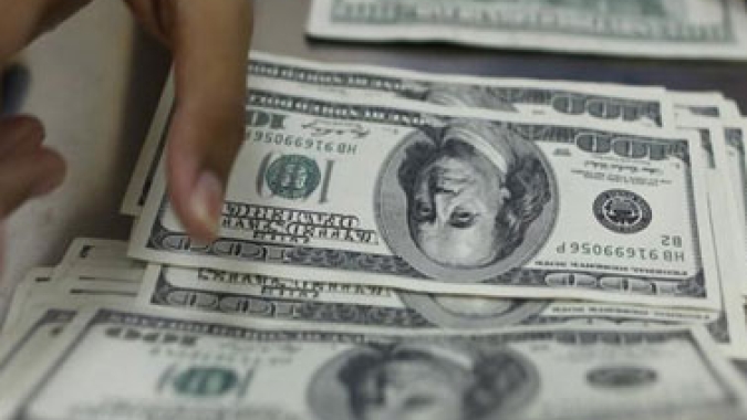 Dólar oscila perto da estabilidade na abertura dos negócios no Brasil