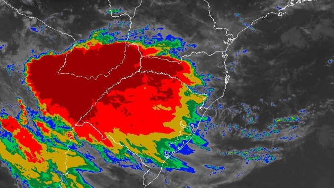 Chuvas intensas continuam no Sul do Brasil e Inmet emite laranja em toda área