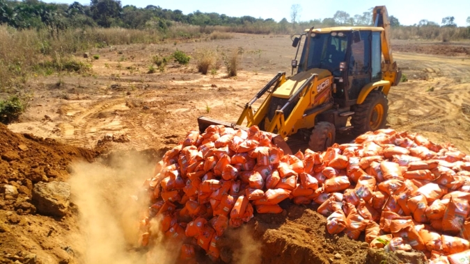 Mais de quinze toneladas de sementes irregulares apreendidas em fiscalização do Indea são destruídas em Agua Boa/MT