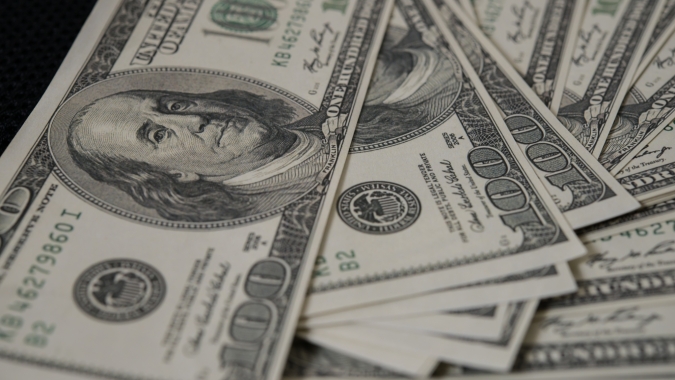 Dólar tem leve alta na abertura com guerra no Oriente Médio no foco