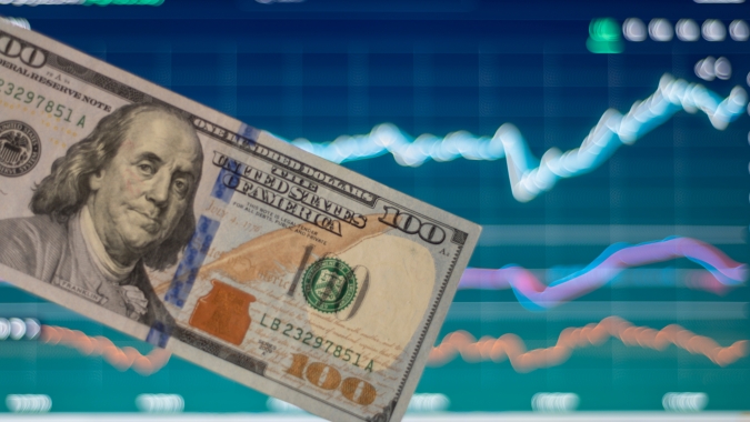 Dólar abre em queda no Brasil em linha com o exterior após Copom cortar juros