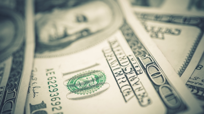 Dólar acompanha exterior e registra baixas ante o real