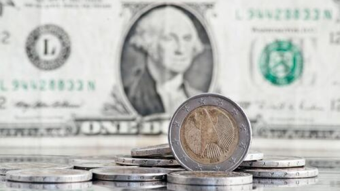 Dólar tem leve alta enquanto investidores digerem dados nos EUA e no Brasil