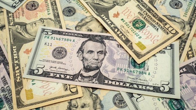 Dólar termina estável após oscilar abaixo dos R$5,28 com corte de juros nos EUA