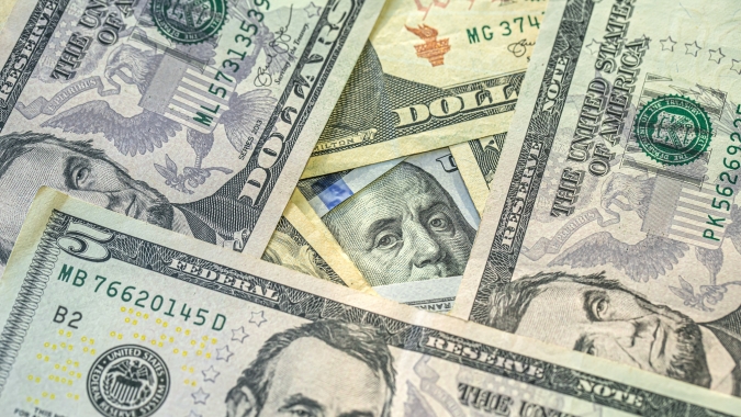 Dólar tem leve baixa na abertura com tarifas e dados dos EUA em foco