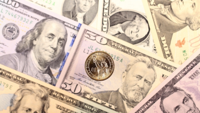 Dólar fecha em leve alta ante real na contramão do exterior