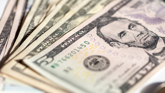 Dólar tem leve alta no Brasil após fracasso nas negociações entre EUA e Irã