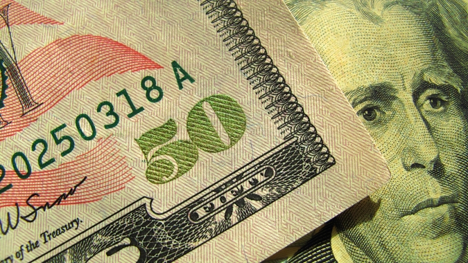 Dólar tem leve alta no Brasil com Oriente Médio no foco