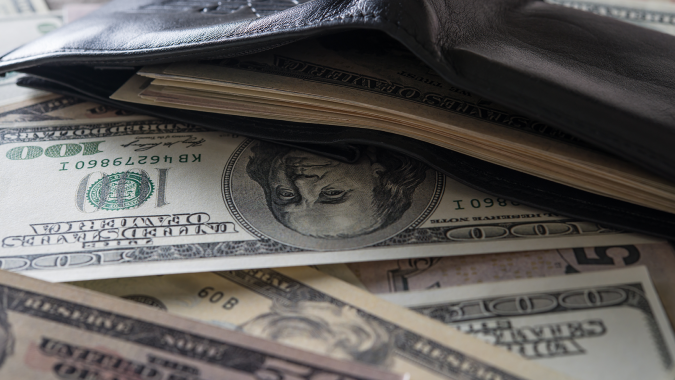 Dólar abre próximo da estabilidade em início de semana repleta de dados