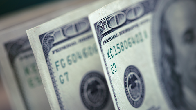 Dólar fecha estável ante o real com impasse no Oriente Médio e expectativa por decisões de juros