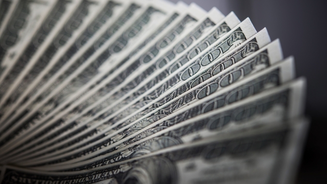 Dólar sobe em linha com exterior em meio à força dos EUA e apostas em vitória de Trump