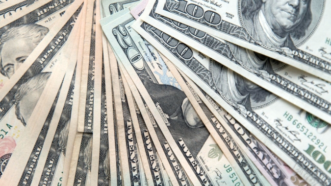 Dólar sobe pelo 3º dia seguido puxado pelo exterior e à espera do Copom