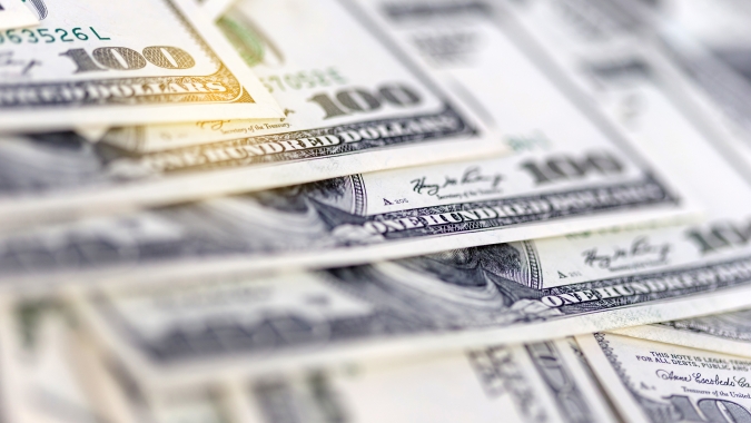 Dólar recua na abertura em linha com o exterior após escolha de Trump para o Tesouro