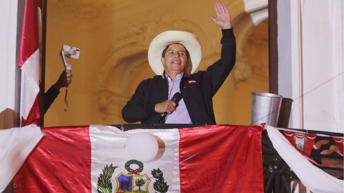 Castillo mantém vantagem estreita sobre Keiko Fujimori e protestos estouram no Peru