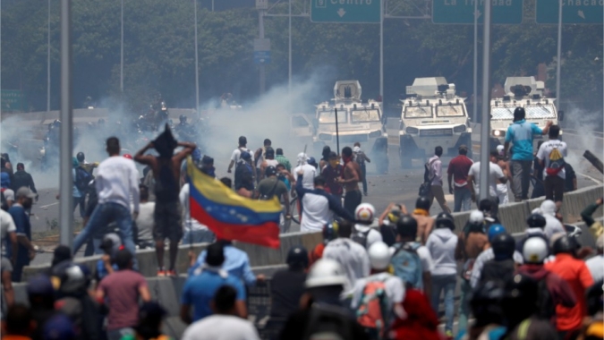 Protestos por serviços públicos e escassez de combustível sacodem a Venezuela