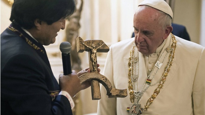 Papa tem "indisposição" e cancela missa um dia após evento em que beijou fiéis