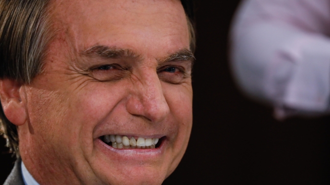 Com queda do dólar, Bolsonaro diz que combustível vai "baixar de novo"