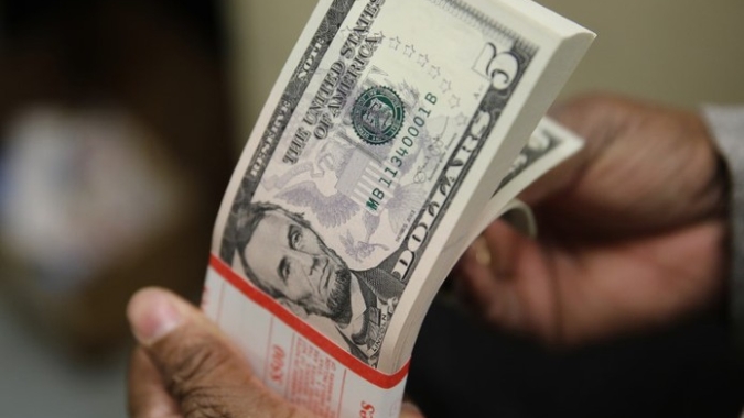 Dólar acompanha exterior e perde ímpeto contra real após comentários de Powell