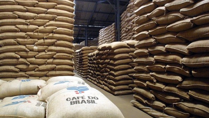 Exportações de café voltam a crescer em maio com entrada da nova safra, aponta Cecafé