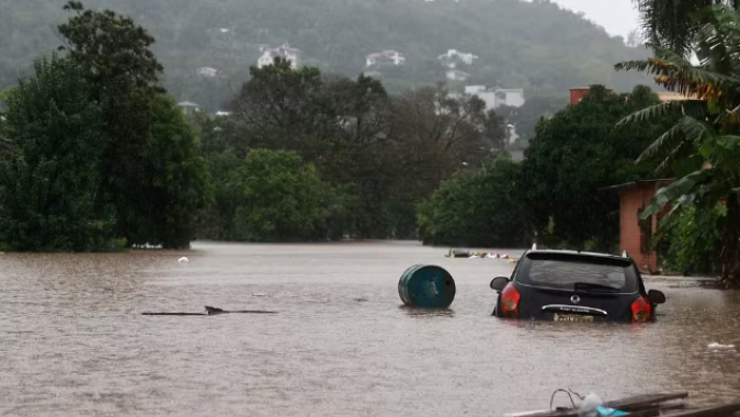 RS tem mais de 300 mil sem luz; barragem de usina se rompe