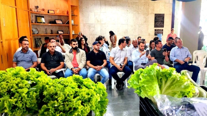 Emater-MG entrega sementes de hortaliças, medidores de umidade e carro para municípios do estado
