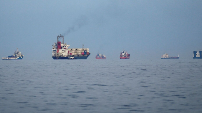 Três navios são atingidos por tiros no Estreito de Ormuz, tripulações estão a salvo