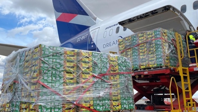 LATAM Cargo amplia em 42% o transporte aéreo de frutas do Brasil no primeiro semestre de 2026