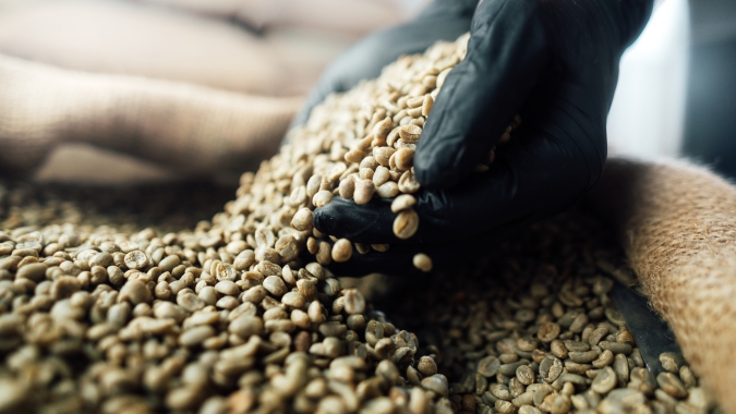 Café dispara no fechamento e acende alerta no Brasil: oferta menor e clima seco entram no radar