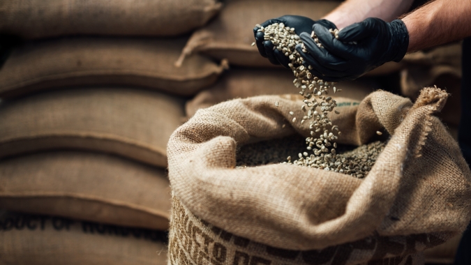Exportações de café do Espírito Santo somam US$ 1,2 bilhão em 2025, apesar da queda no volume embarcado