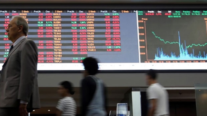 Ibovespa sobe com liquidez reduzida por feriado nos EUA e jogo do Brasil