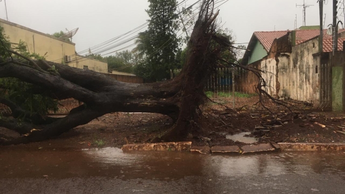 Tempestade intensa atinge Itaporã/MG e imagens impressionam; Inmet mantém estado de alerta em todo estado