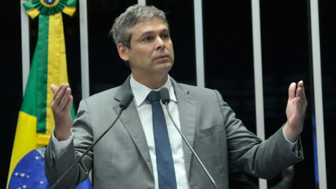 Lindbergh diz que PEC precisa ser de pelo menos R$150 bi para máquina pública funcionar