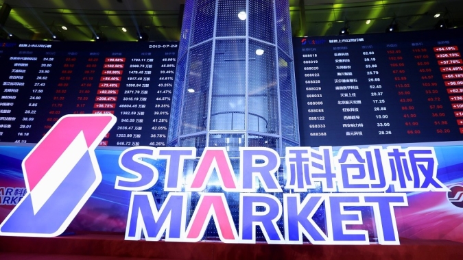 Ações da China fecham em baixa com peso de fabricantes de chips