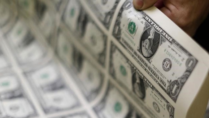 Mercado embolsa lucros e dólar cai ante real, mas cenário segue de alta para moeda dos EUA