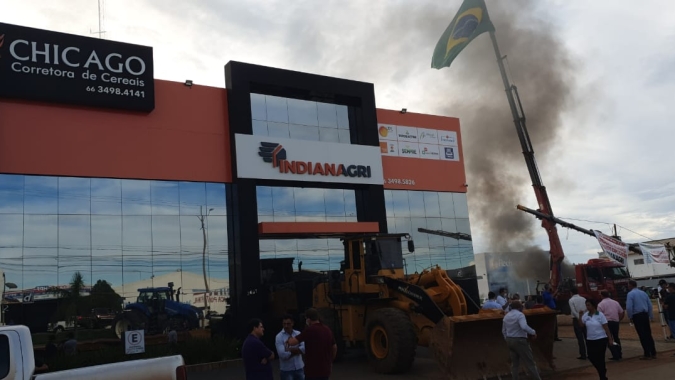 Produtores rurais e credores fazem manifestação em frente a Indiana Agri