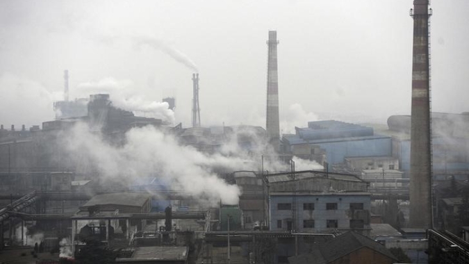Produção industrial e vendas no varejo aceleram na China, mas mercado imobiliário turva perspectivas