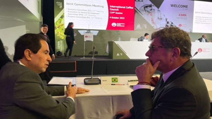 Desafios na produção de café são debatidos entre líderes mundiais do setor na Colômbia, com presença do CNC