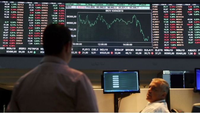Ibovespa fecha em alta e recupera 112 mil pontos com apoio de Vale