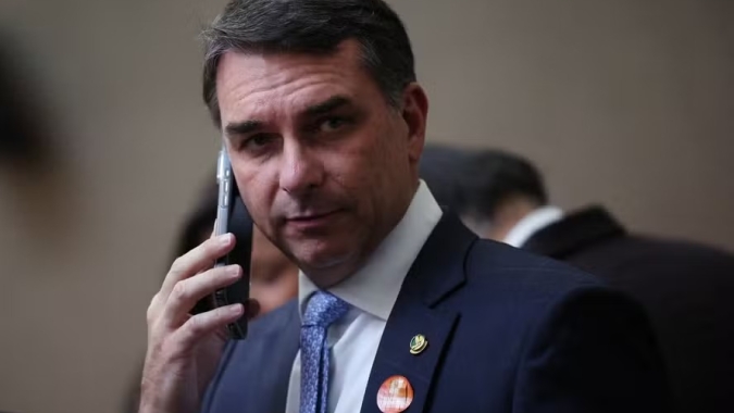 Dólar tem maior alta em 5 meses após reportagem sobre ligações entre Flávio Bolsonaro e Vorcaro