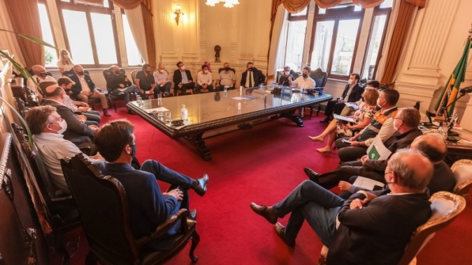 Governo discute efeitos da estiagem com representantes de entidades relacionadas à agropecuária no RS