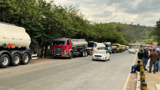 O Tempo: Caminhoneiros entram em greve em Minas e podem afetar distribuição de combustível