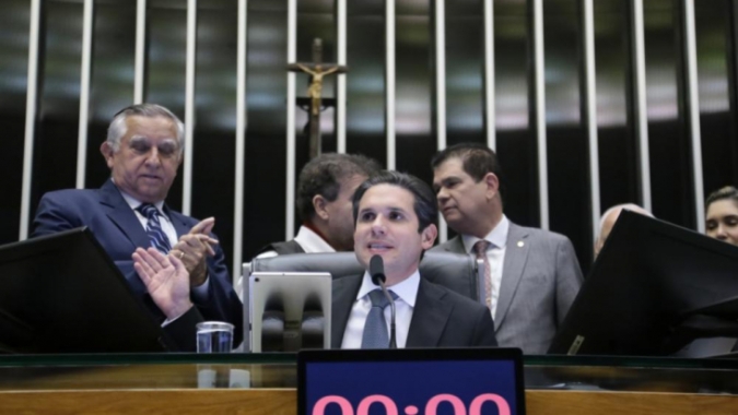 Hugo Motta anuncia discussão sobre urgência da anistia a envolvidos no 8 de Janeiro
