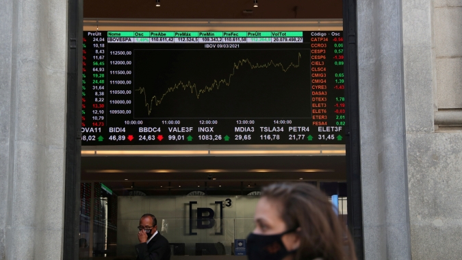 Ibovespa começa semana com tom positivo endossado por exterior