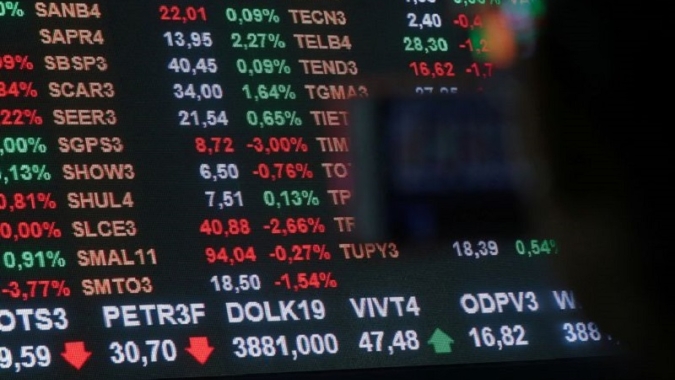 Ibovespa cai com exterior negativo e política no radar