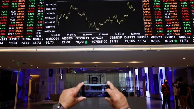 Ibovespa fecha em queda em pregão de ajustes após 11 altas seguidas